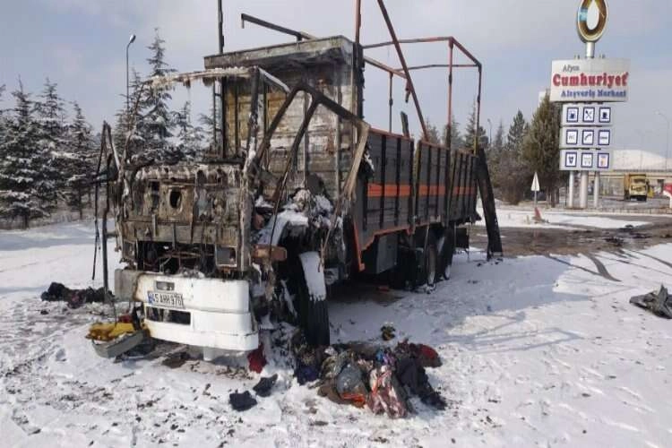 Deprem yardımlarını taşıdığı tırı yandı haberinin görseli