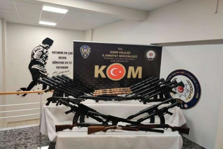 İzmir'de ruhsatsız silah ticareti yapan kişiler yakalandı haberinin görseli