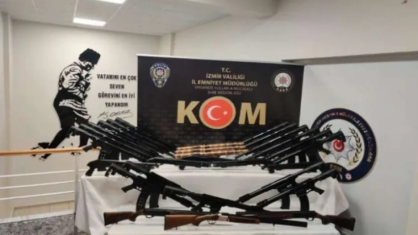 İzmir'de ruhsatsız silah ticareti yapan kişiler yakalandı