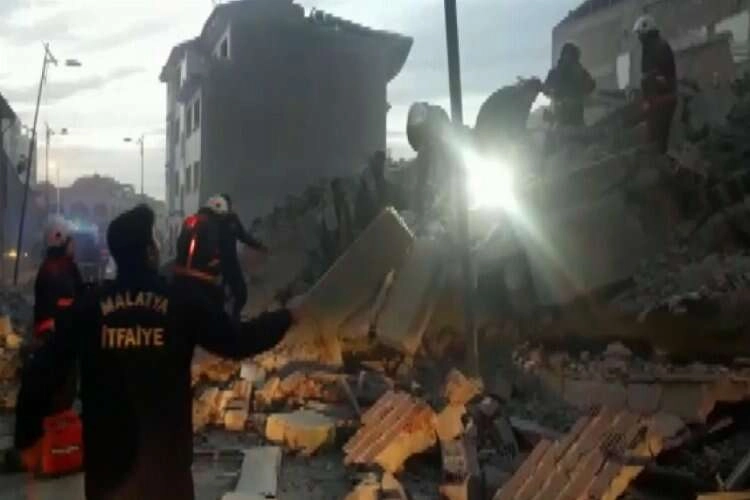 Malatya’da hasarlı bina çöktü: 1 kişi enkaz altında kaldı haberinin görseli