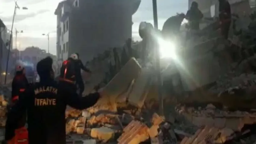 Malatya’da hasarlı bina çöktü: 1 kişi enkaz altında kaldı haberinin görseli