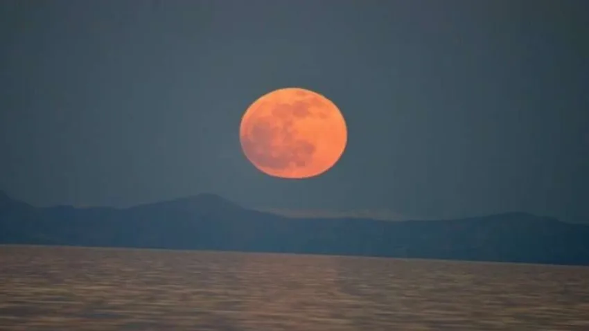 Yükselen dolunay görsel şölen oluşturdu haberinin görseli