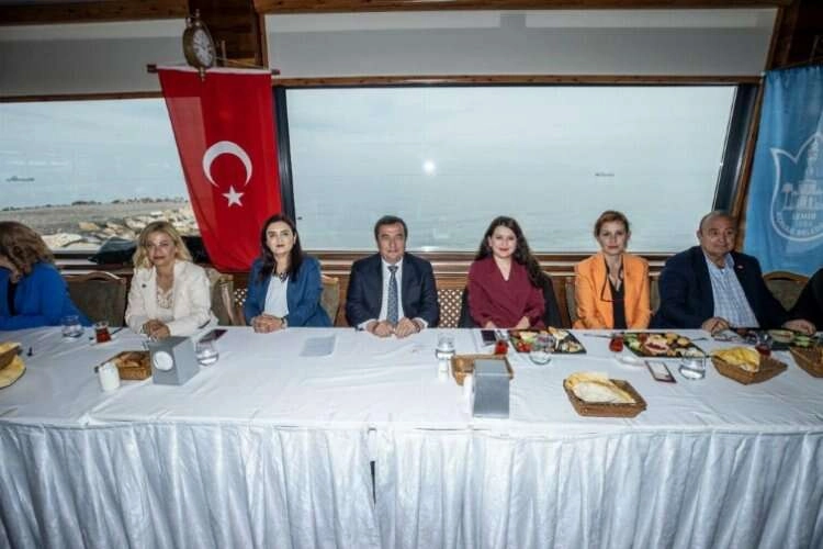 Başkan Batur: ''İzmir bunu hak ediyor'' haberinin görseli