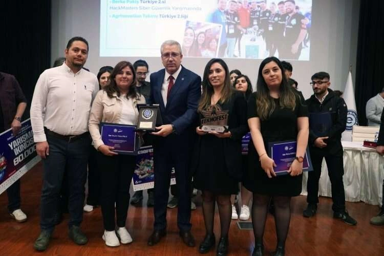 EÜ’de 'Belge ve Plaket Töreni' düzenlendi haberinin görseli