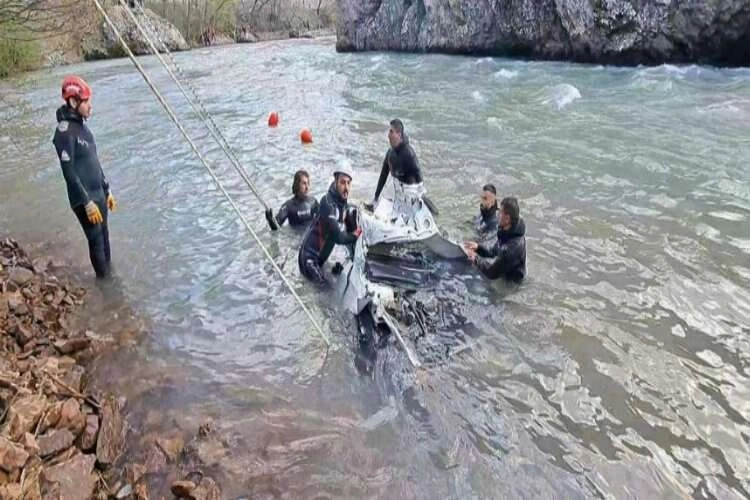 İzmir dalgıçları Munzur Çayı’nda kaybolan 3 kişiyi arıyor haberinin görseli
