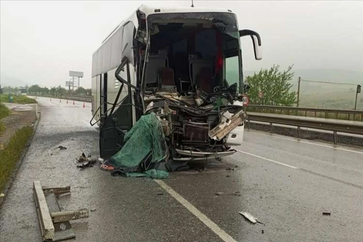 Balıkesir'de tur otobüsü tıra çarptı haberinin görseli