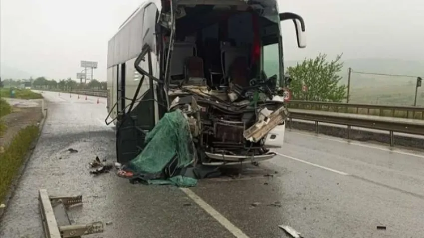 Balıkesir'de tur otobüsü tıra çarptı haberinin görseli
