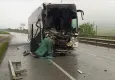 Balıkesir'de tur otobüsü tıra çarptı