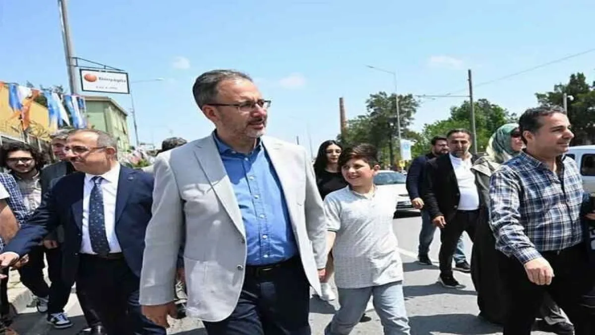 TCG Anadolu’ya olan yoğun ilgi İzmir trafiğini felç etti haberinin görseli