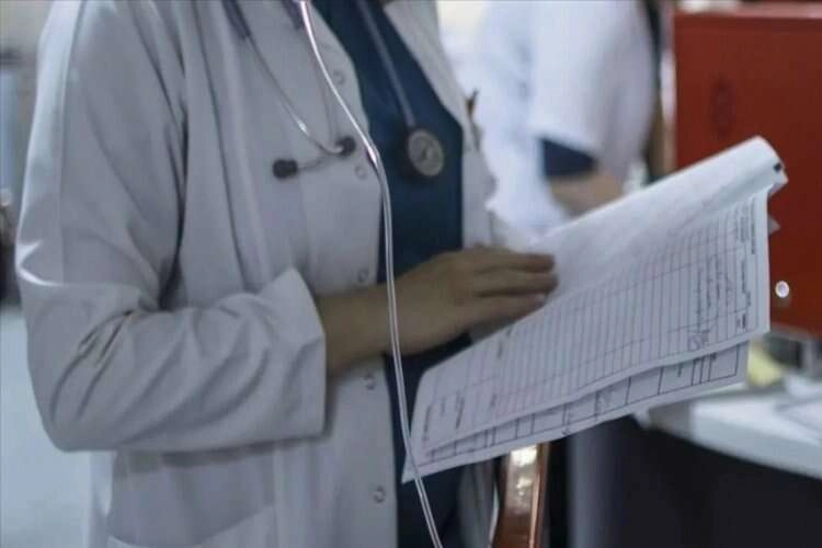 ‘Doktor dövebiliyoruz’ diyen seçmene kampanyalı tepki  haberinin görseli