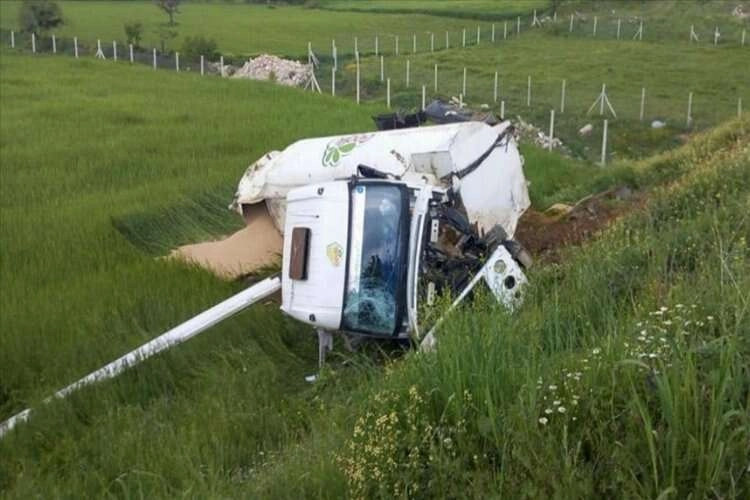 Uşak’ta yem tankeri devrildi: Sürücüsü yaralandı haberinin görseli