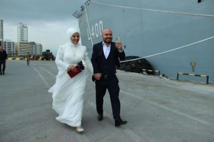 Nikahtan sonra soluğu TCG Anadolu'da aldılar haberinin görseli
