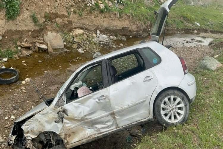 Afyonkarahisar'da şarampolden uçan otomobil dereye düştü