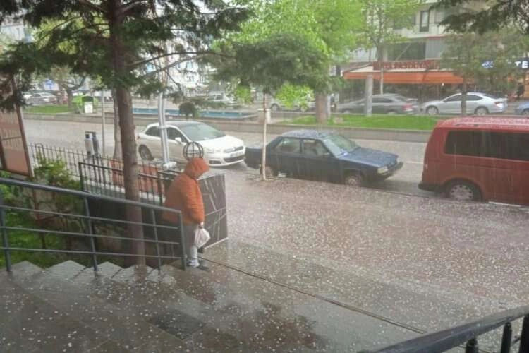 Afyonkarahisar’da dolu ve yağmur hayatı olumsuz etkiledi haberinin görseli