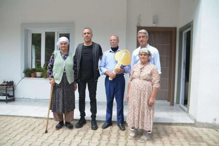 Marmaris yangınında evleri yanmıştı yeni evlerine kavuştular haberinin görseli