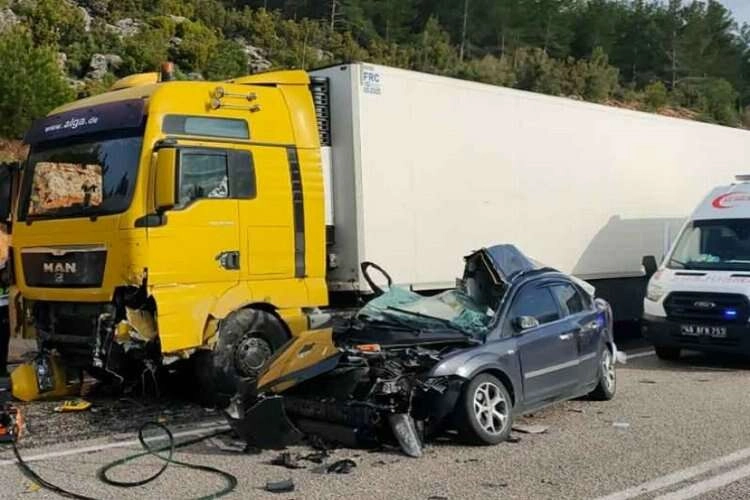 Muğla’da trafik kazası! Tır ile otomobil çarpıştı haberinin görseli