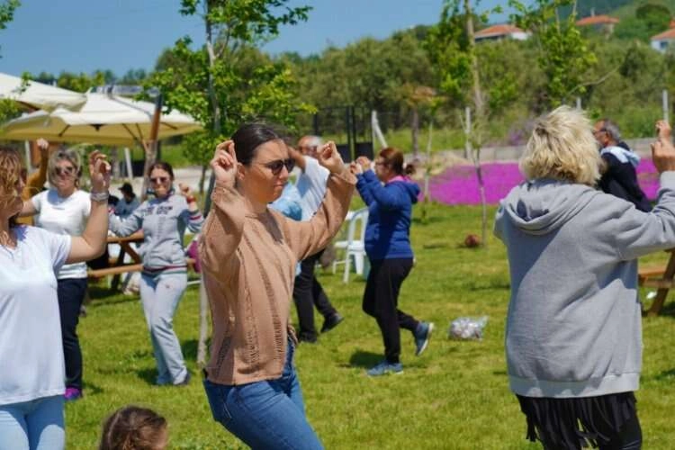 Aliağalı Yörüklerden açık havada halk oyunları etkinliği haberinin görseli