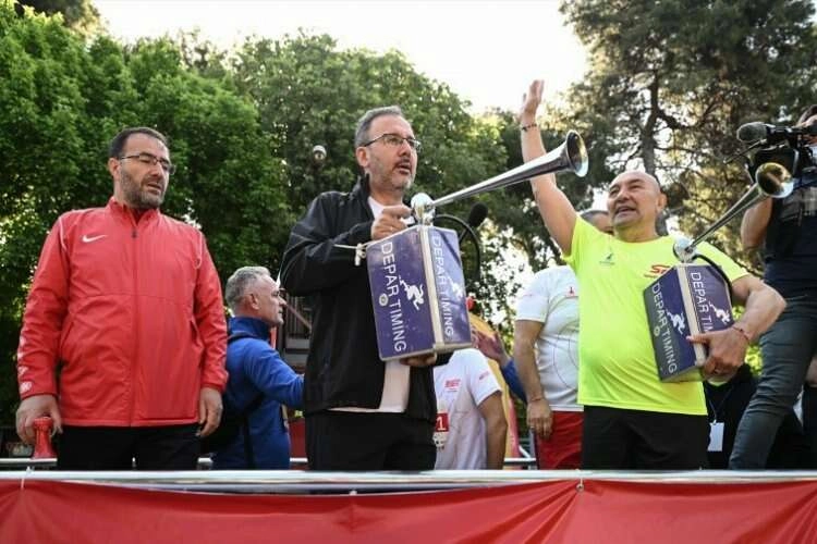 Maraton İzmir'in startı Bakan Kasapoğlu ile Tunç Soyer’den haberinin görseli
