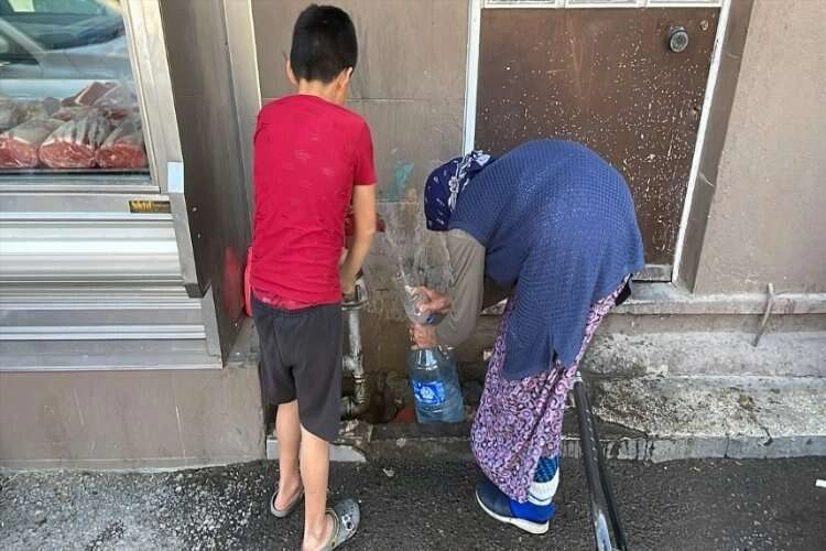 İzmir'de su kesintisine muhtardan tankerli çözüm haberinin görseli