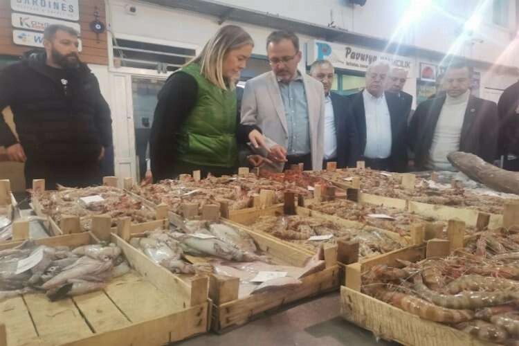 Bakan Kasapoğlu balıkçı esnafını ziyaret etti haberinin görseli