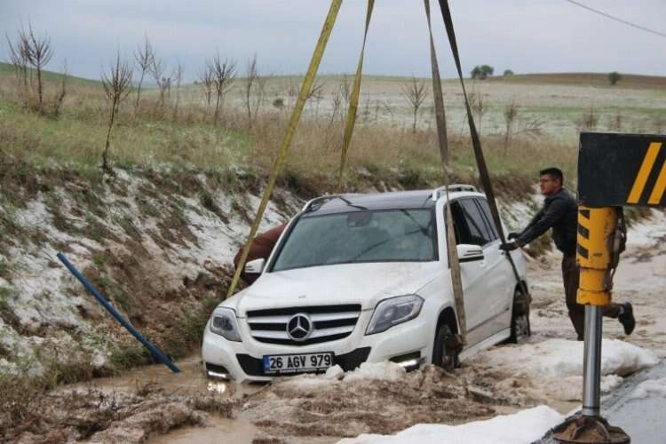Afyonkarahisar'da otomobil su kanalına düştü haberinin görseli