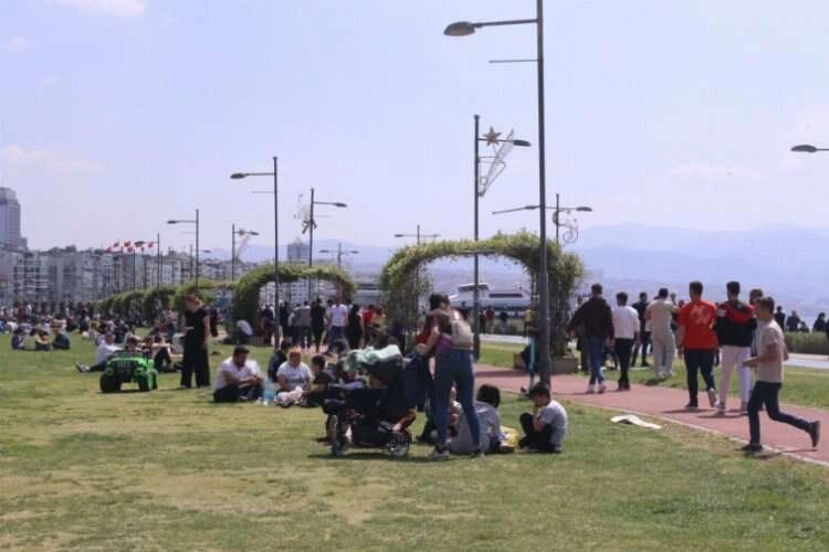 Bahar havasını gören İzmirliler Kordon'a koştu haberinin görseli