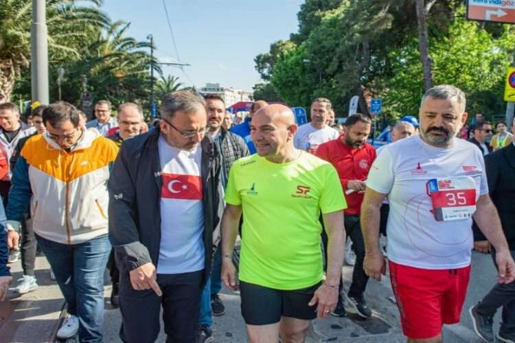 Maraton İzmir, Cumhuriyet'in 100. yılında çoşkuyla koşuldu haberinin görseli