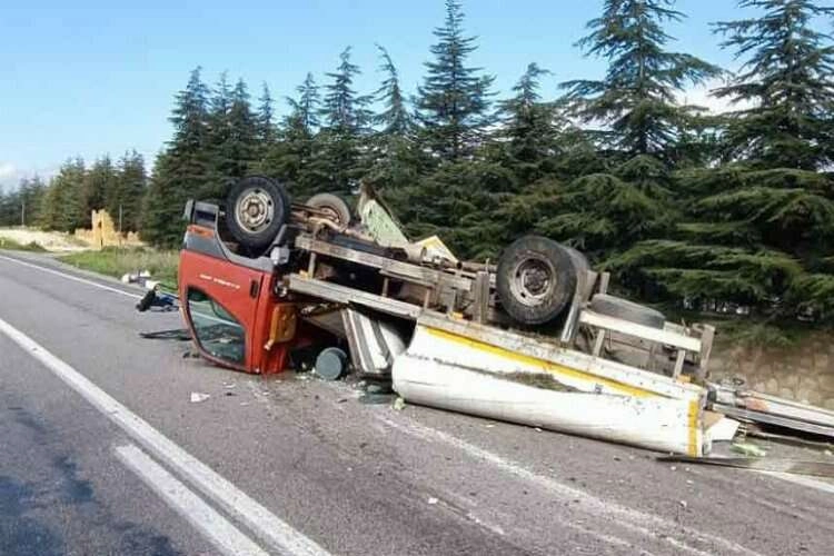 Afyonkarahisar'da peynir yüklü kamyonet devrildi      haberinin görseli