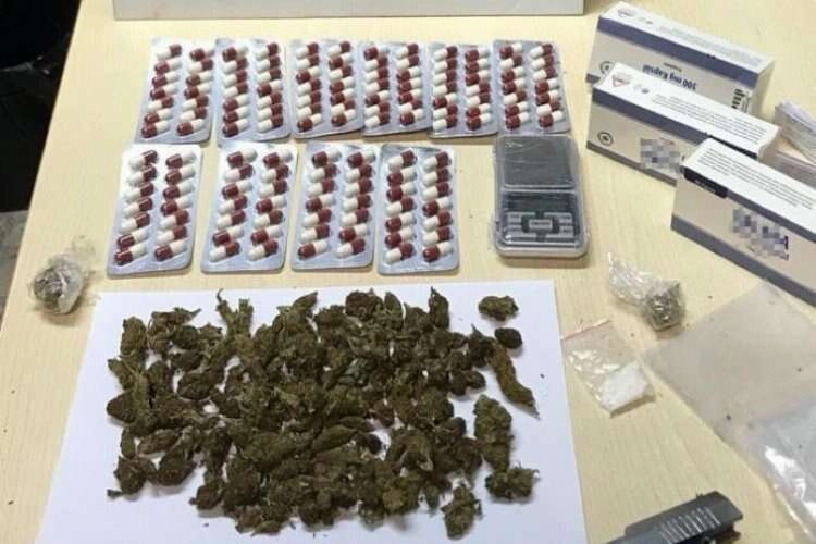 Bornova'da uyuşturucu madde ve silah ele geçirildi haberinin görseli
