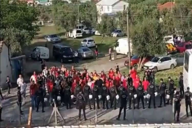 Takımlarını kaldırımdan desteklediler haberinin görseli