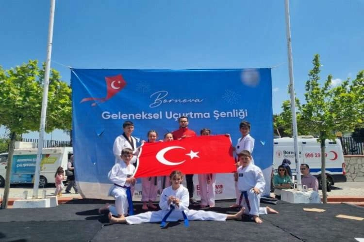 Bornova Çamkule’de uçurtma şenliği düzenledi haberinin görseli