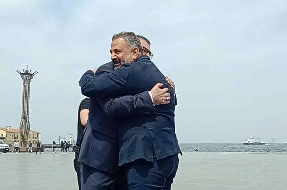 AK Parti ve CHP'li Başkanlar sarılarak poz verdi