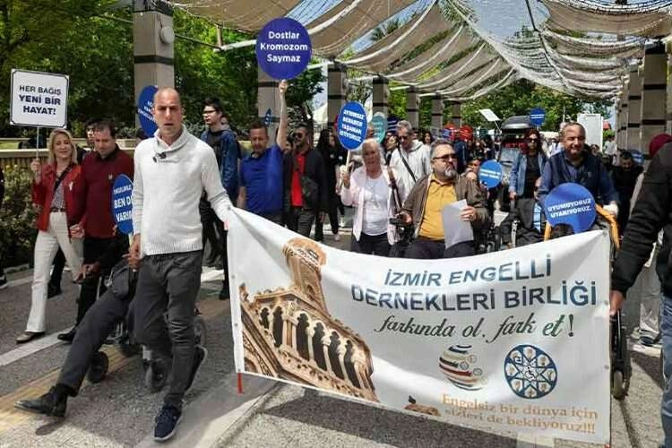 İzmir'de engelliler hakları için yürüdü haberinin görseli