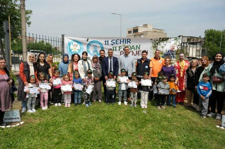 Manisalı çocuklar 11 şehrin anısına 11 fidan dikti 