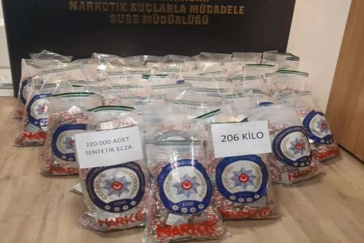 Durdurulan araçtan sentetik ecza hapı çıktı haberinin görseli