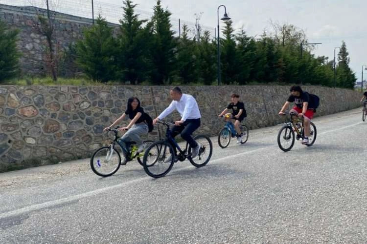 Avrupalı öğrencilerden Kemalpaşa’da bisiklet turu haberinin görseli