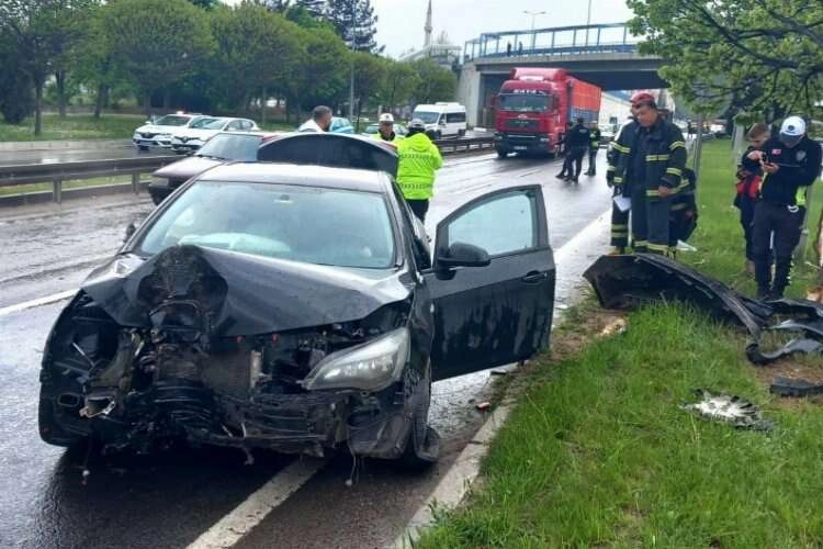 Kütahya'da yoldan çıkan araç kaza yaptı haberinin görseli