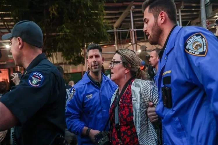 New York'ta gözaltına alınan gazeteciden açıklama haberinin görseli