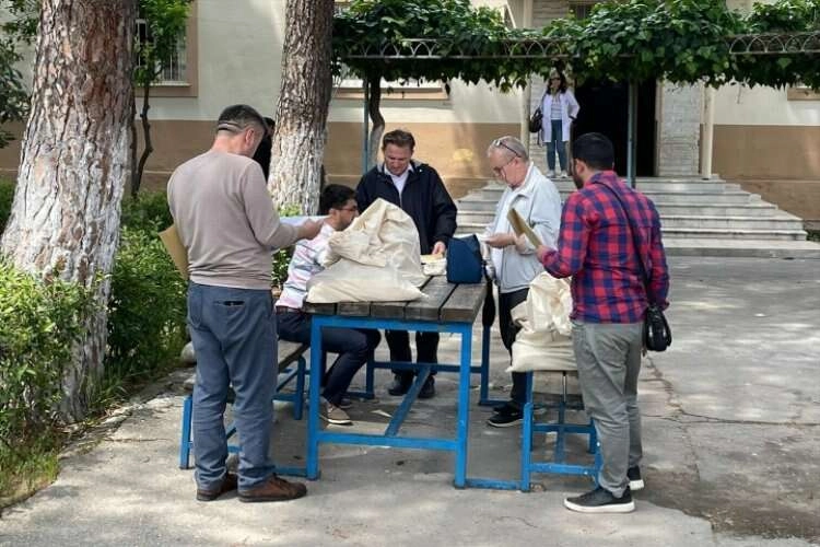 Seçim torbaları sandık kurullarına teslim edilmeye başlandı haberinin görseli