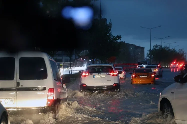 Ankara'da gök gürültülü sağanak hayatı felç etti haberinin görseli