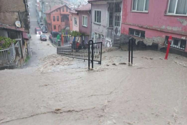 Afyonkarahisar'da etkili yağış yaşamı durdurdu haberinin görseli