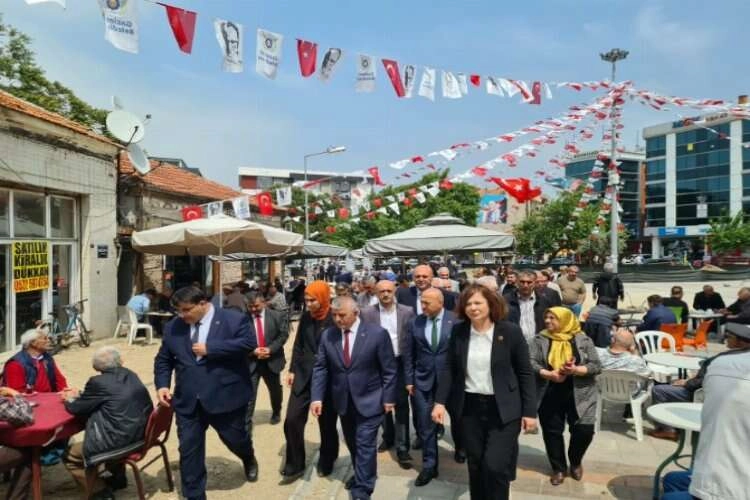 MHP İzmir çalışmalarını karanfillerle sürdürüyor haberinin görseli