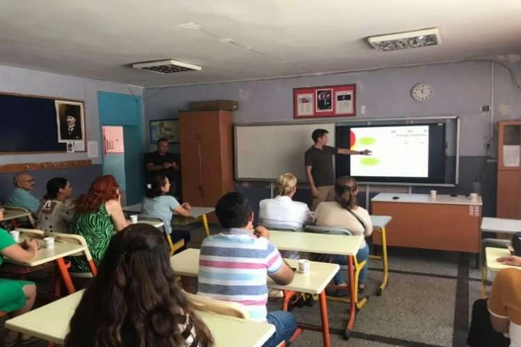 İzmir'de “Aile Okulu Projesi” eğitimleri devam ediyor haberinin görseli