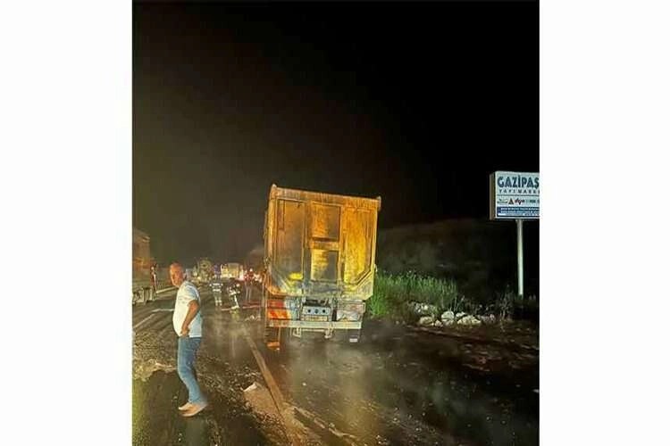 Antalya'da hafriyat kamyonu alev aldı    haberinin görseli