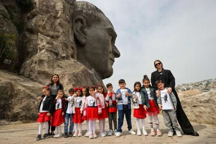 Atatürk Maskı’ndaki sergiye miniklerden ziyaret haberinin görseli