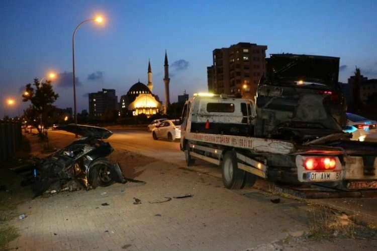Adana'da trafik kazası: Otomobil ikiye ayrıldı haberinin görseli