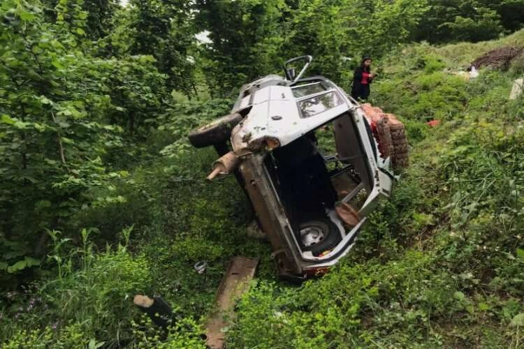 Sakarya’da otomobil şarampole devrildi haberinin görseli