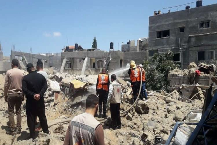 İsrail, Gazze’de sivilleri bombaladı haberinin görseli