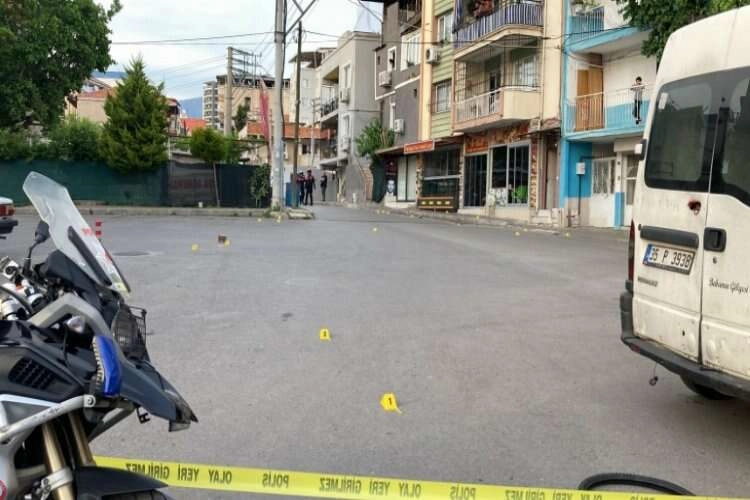 İzmir Bayraklı'da silahlı bıçaklı kavga! haberinin görseli