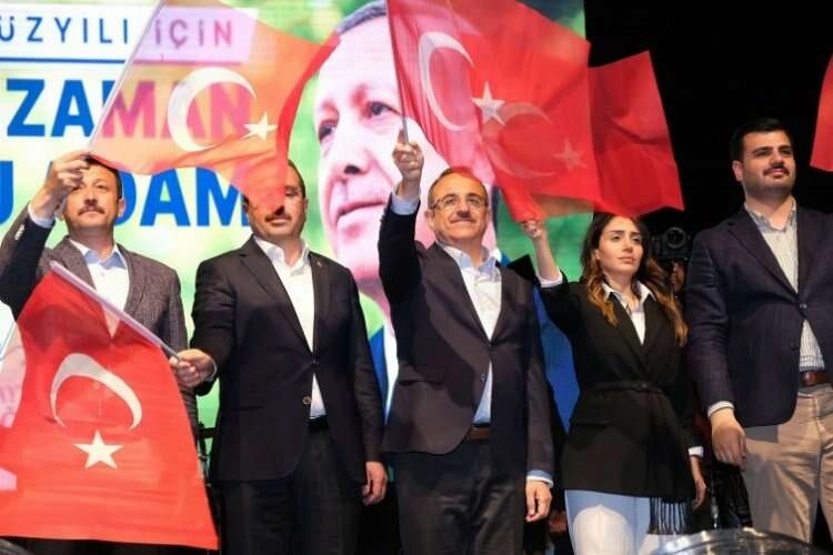 AK Parti’li Sürekli İzmir’in bir ucundan diğerine uzandı haberinin görseli